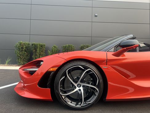 Used 2026 McLaren 750S Spider RWD image 17