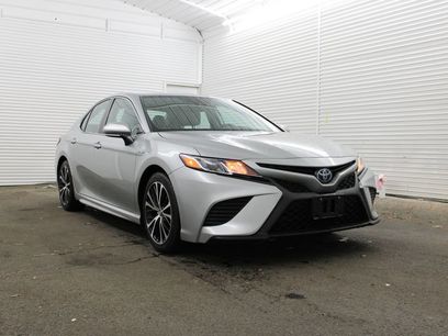 Used 2020 Toyota Camry SE w/ Sunroof Package