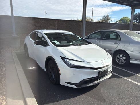 Used 2024 Toyota Prius LE FWD image 2