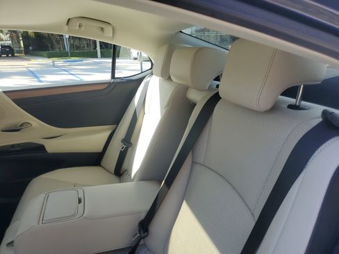 Used 2025 Lexus ES 350 w/ Premium Package image 17