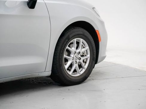 Used 2024 Chrysler Pacifica Touring-L image 7