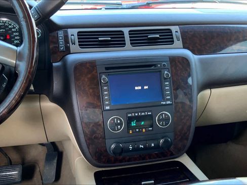 Used 2010 GMC Yukon XL Denali image 6