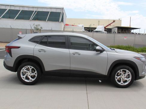 Used 2024 Chevrolet Trax LS w/ LS Convenience Package FWD image 4