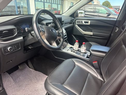 Used 2021 Ford Explorer XLT w/ Equipment Group 202A AWD/4WD image 4