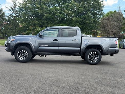 Used 2022 Toyota Tacoma TRD Sport AWD/4WD image 3