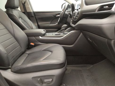Used 2020 Toyota Highlander XLE image 21
