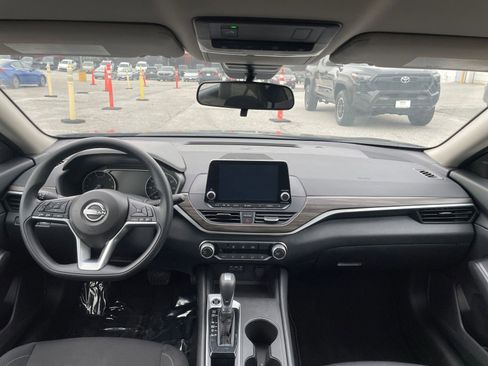 Used 2025 Nissan Altima 2.5 SV image 32