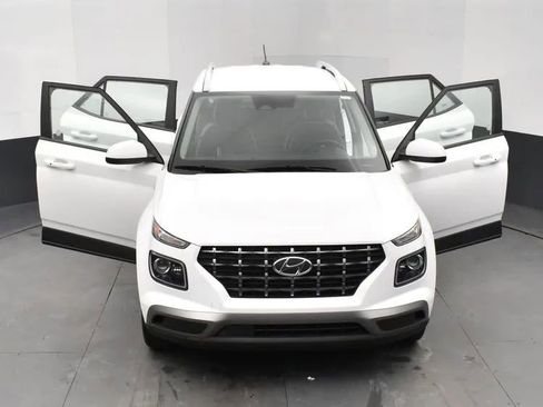 Used 2024 Hyundai Venue Limited image 10