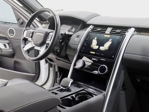 Used 2023 Land Rover Discovery Metropolitan Edition image 37