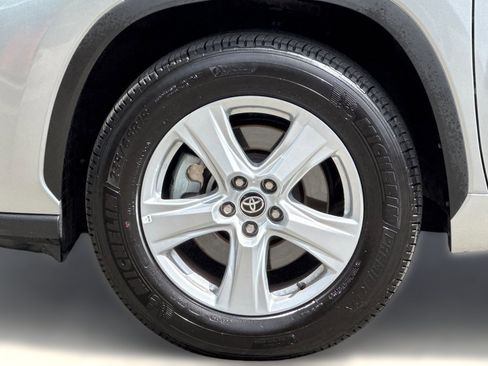 Used 2025 Toyota Highlander LE FWD image 11