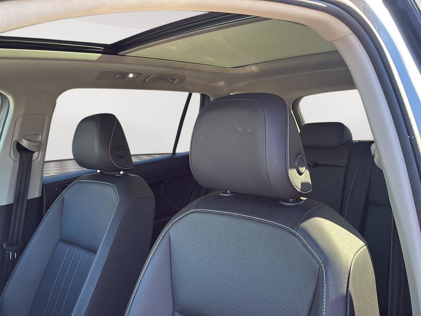 Used 2023 Volkswagen Tiguan SE w/ Panoramic Sunroof Package AWD/4WD image 25