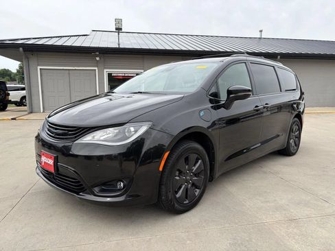 Used 2019 Chrysler Pacifica Limited w/ Advanced Safetytec Group FWD image 3