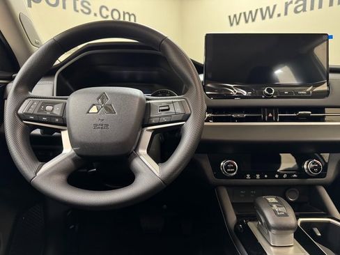 New 2026 Mitsubishi Outlander ES image 9