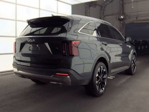 Used 2024 Kia Sorento EX w/ Panoramic Sunroof Package FWD image 3