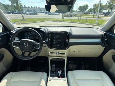 Used 2019 Volvo XC40 T4 Momentum FWD image 16