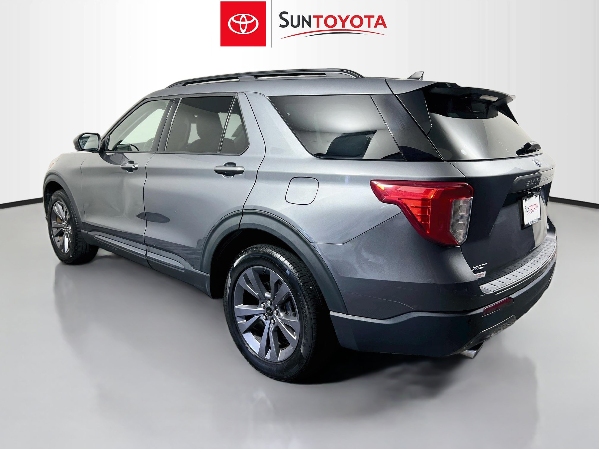 Used 2022 Ford Explorer XLT w/ Equipment Group 202A AWD/4WD image 6