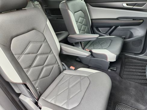 Certified 2025 Volkswagen Atlas Peak Edition SE AWD/4WD image 17