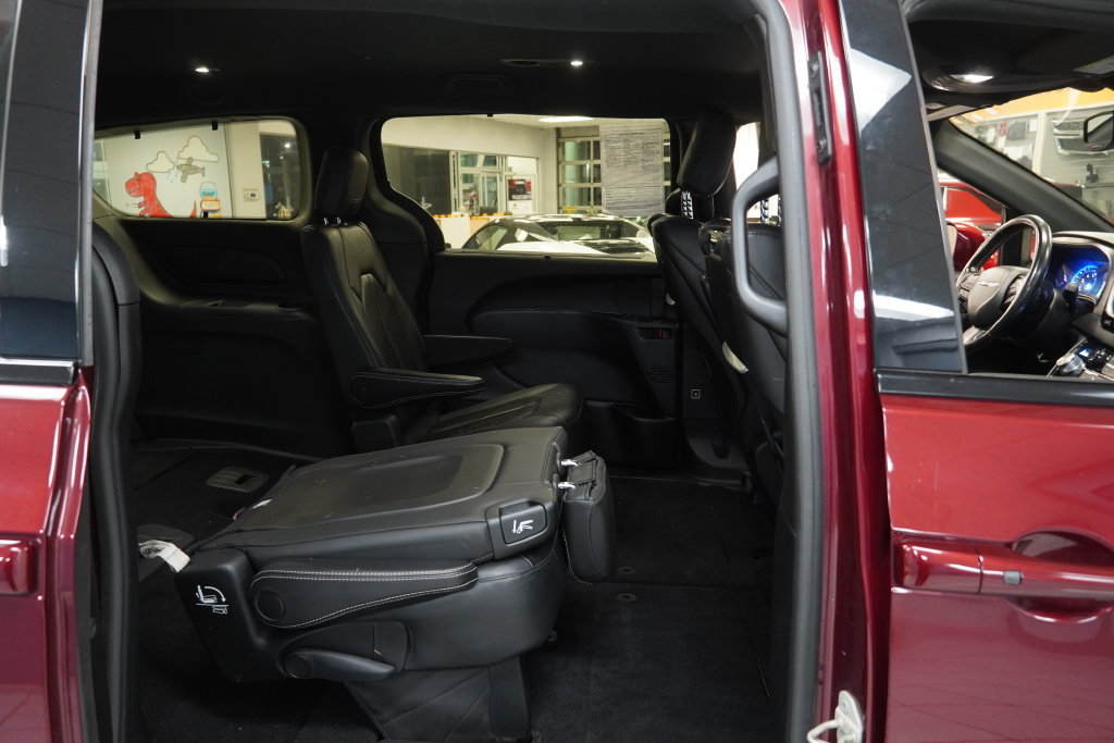 Used 2020 Chrysler Pacifica Touring-L AWD/4WD image 31