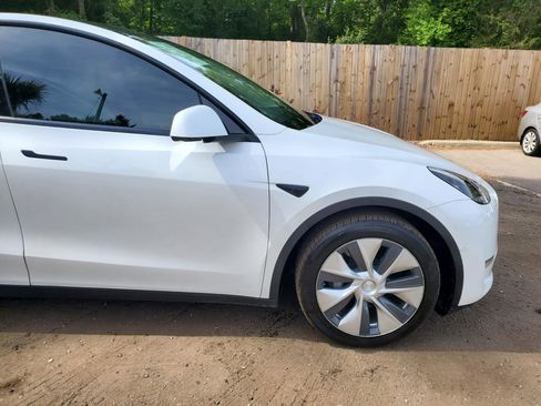 Used 2021 Tesla Model Y Long Range image 17