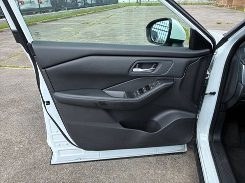 Used 2025 Nissan Rogue SV AWD/4WD image 15