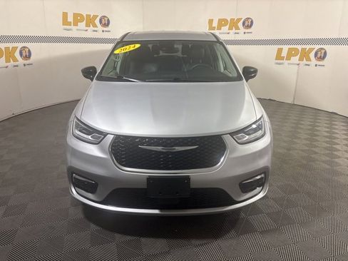 Used 2024 Chrysler Pacifica Touring-L image 12