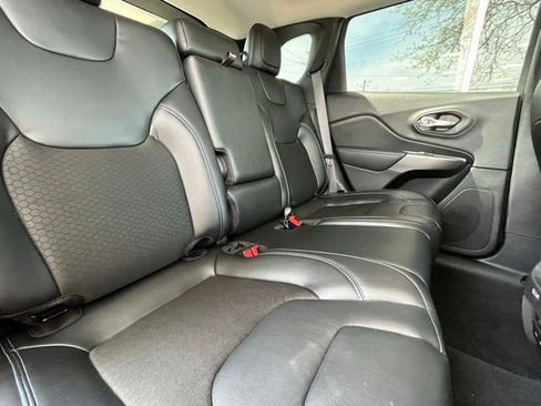 Used 2020 Jeep Cherokee Latitude Plus w/ Cold Weather Group AWD/4WD image 28