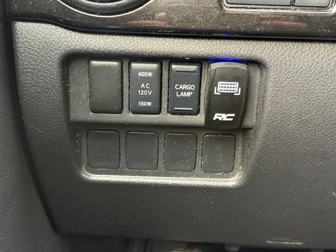 Used 2019 Nissan Titan SV w/ SV Convenience Package AWD/4WD image 25