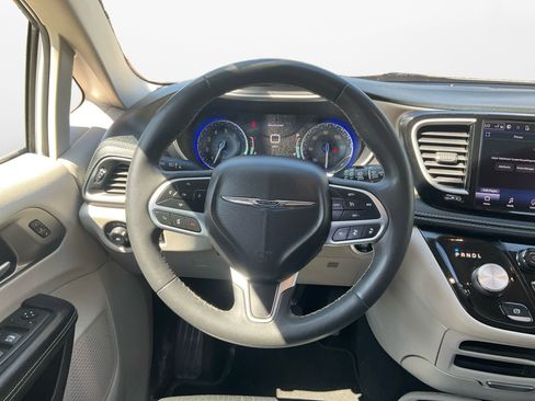 Used 2022 Chrysler Pacifica Touring-L FWD image 12