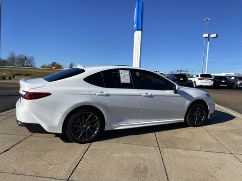 Used 2025 Toyota Camry SE image 11