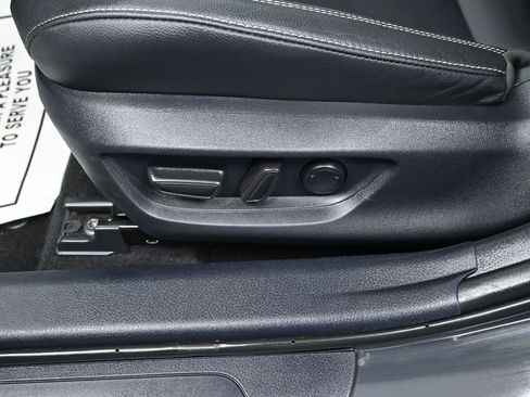 Used 2025 Toyota Camry SE image 12