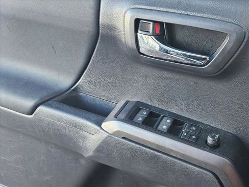 Used 2022 Toyota Tacoma TRD Sport w/ Technology Package AWD/4WD image 5