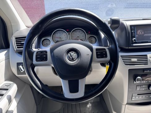 Used 2011 Volkswagen Routan SEL FWD image 16
