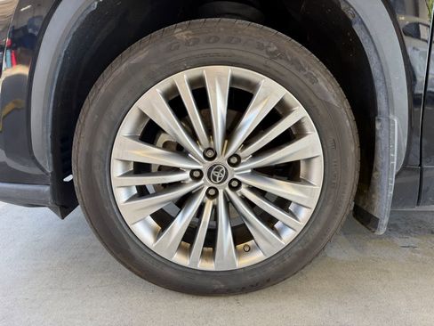 Used 2023 Toyota Highlander Platinum image 9