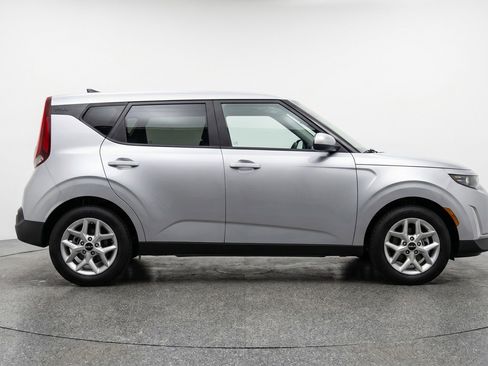 Used 2025 Kia Soul LX w/ LX Technology Package FWD image 11