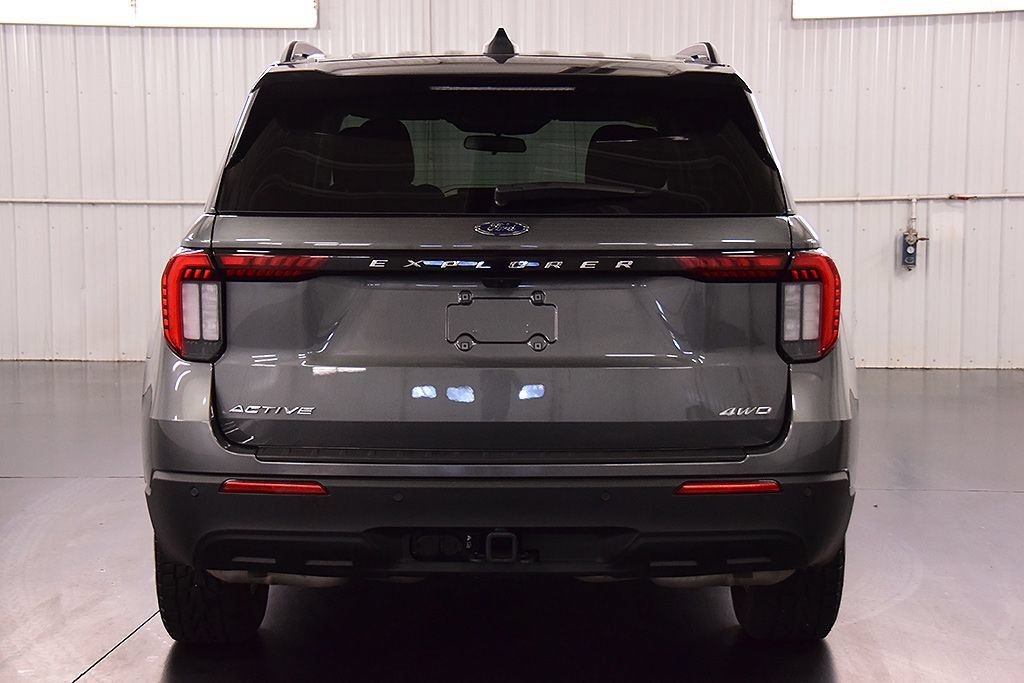 Used 2025 Ford Explorer Active AWD/4WD image 7