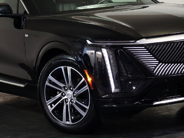 Used 2024 Cadillac Lyriq Luxury AWD/4WD image 8