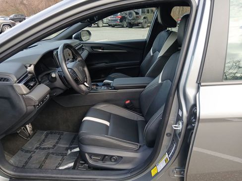 Used 2025 Toyota Camry SE image 9