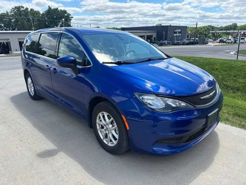 Used 2021 Chrysler Voyager LX FWD image 4
