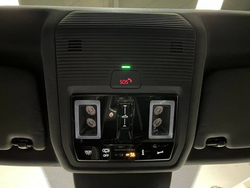 Used 2022 Volkswagen GTI SE FWD image 9