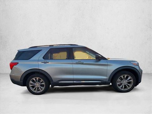 Used 2023 Ford Explorer XLT w/ Equipment Group 202A RWD image 4