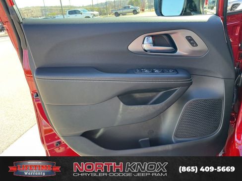 New 2026 Chrysler Pacifica Select image 5