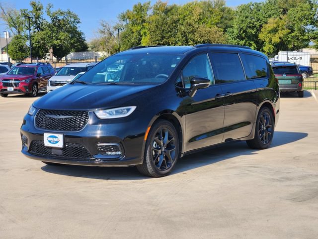 Used 2025 Chrysler Pacifica Limited FWD image 3
