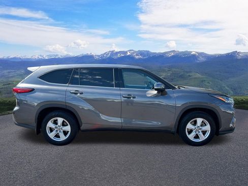 Used 2021 Toyota Highlander LE AWD/4WD image 7