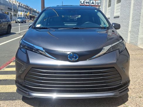 Used 2025 Toyota Sienna LE FWD image 2