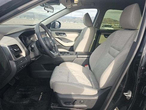 Used 2024 Nissan Rogue SV image 5