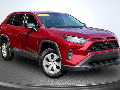 Used 2022 Toyota RAV4 LE FWD image 2