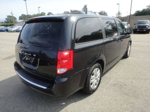 Used 2018 Dodge Grand Caravan SE w/ UConnect Hands-Free Group image 4