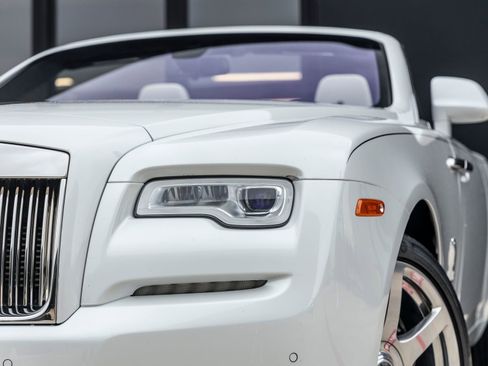 Used 2018 Rolls-Royce Dawn RWD image 18