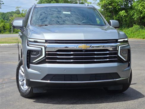 Used 2025 Chevrolet Suburban LT AWD/4WD image 3