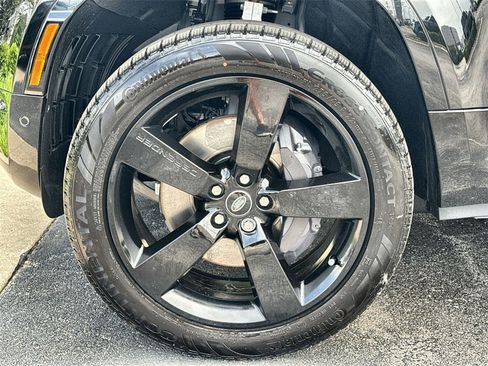 Used 2025 Land Rover Defender 130 X-Dynamic SE image 10